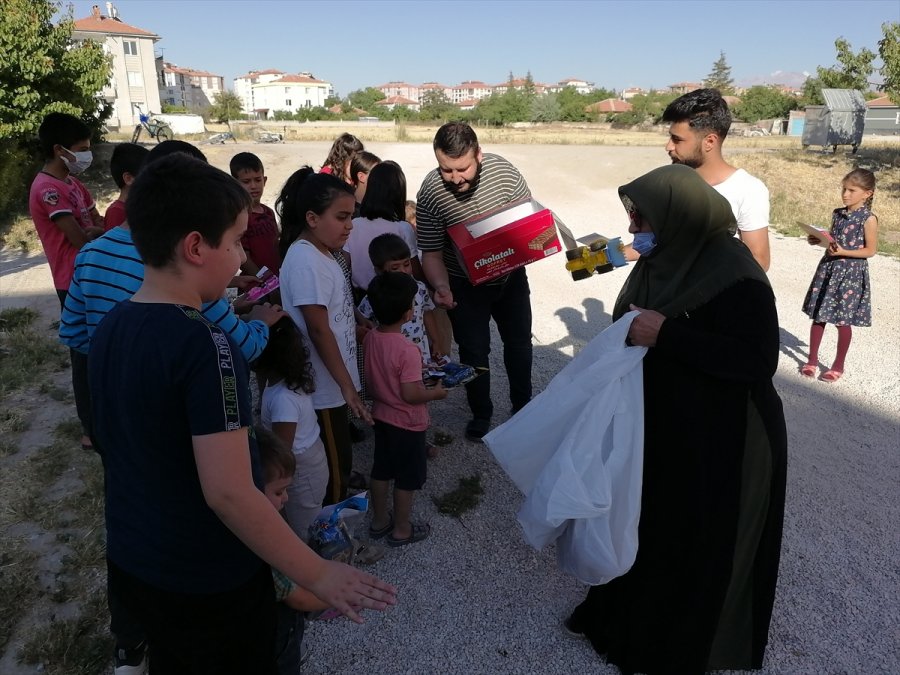 Konya'da Şehit Annesi Çocuklara Oyuncak Ve Çikolata Dağıttı