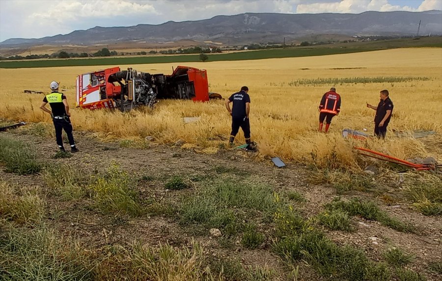 Ankara'da İtfaiye Aracı Tarlaya Devrildi: 3 Yaralı