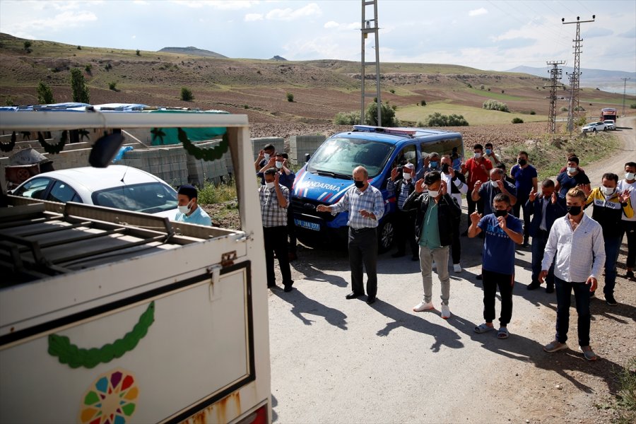 Güncelleme 2 - Kayseri'de Kayıp İki Kişinin Cesedi Bir Evin Tandırında Gömülü Bulundu