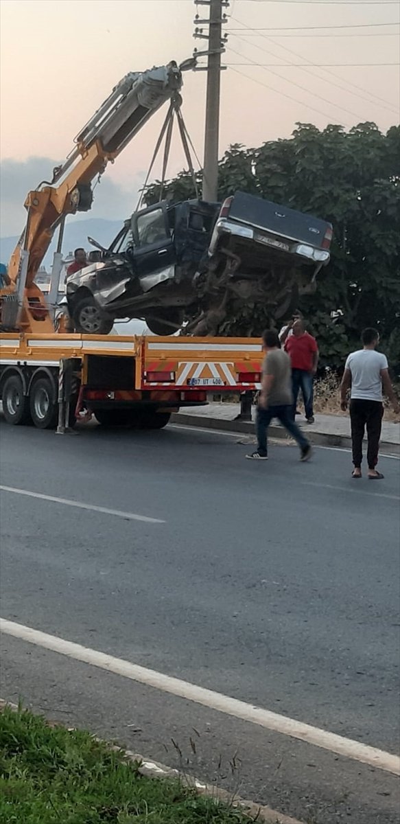 Antalya'da Otomobil Elektrik Direğine Çarptı: 2 Yaralı