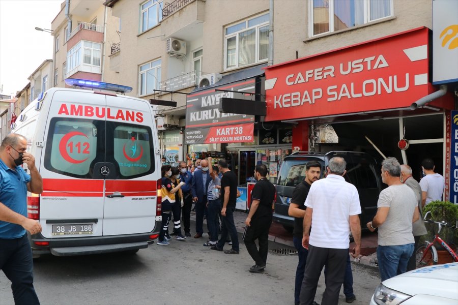 Kayseri'de Kontrolden Çıkan Otomobil Lokantaya Girdi: 2 Yaralı