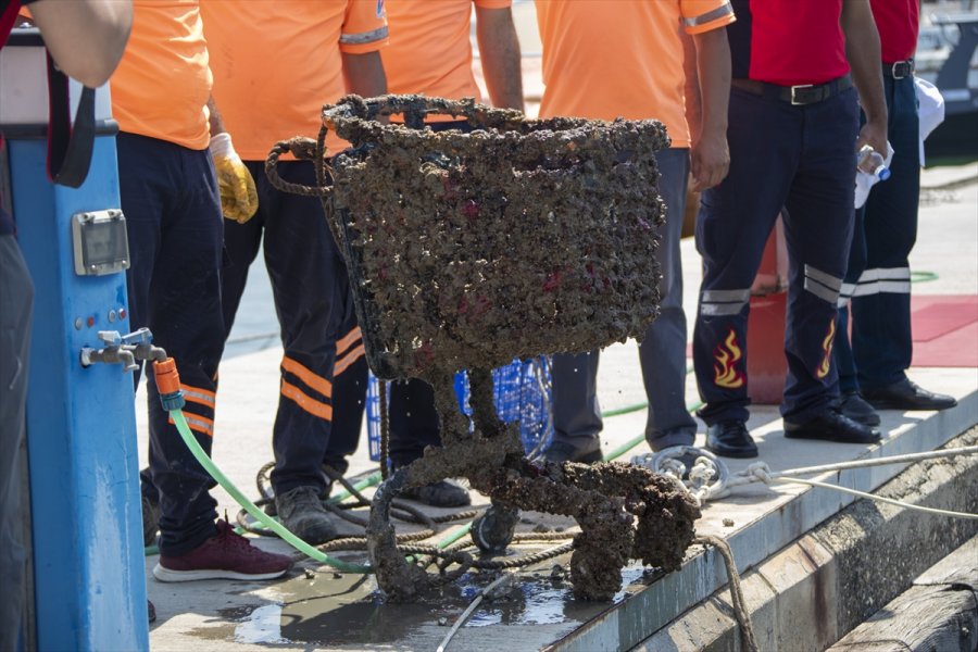 Mersin'de Deniz Dibinden Alışveriş Sepeti, Halat Ve Plastik Atıklar Çıktı