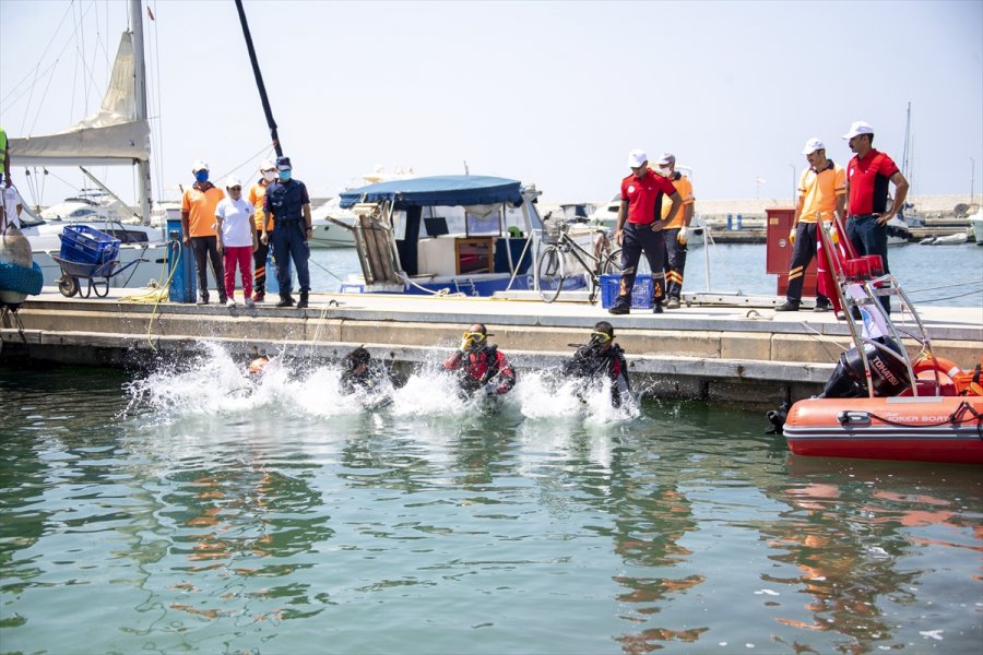 Mersin'de Deniz Dibinden Alışveriş Sepeti, Halat Ve Plastik Atıklar Çıktı