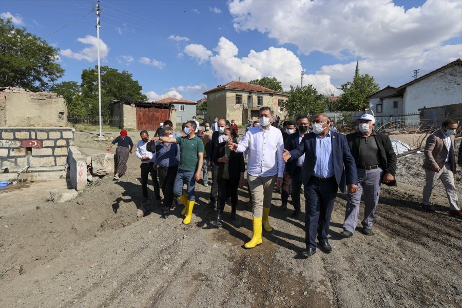 Milli Eğitim Bakanı Selçuk, Yağıştan Etkilenen Memleketi Gölbaşı'nda İncelemelerde Bulundu: