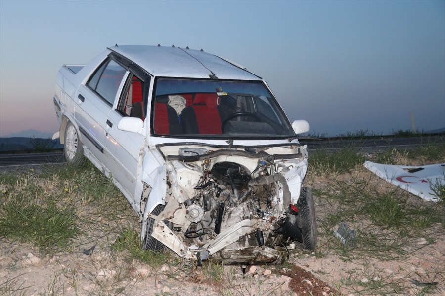 Niğde'de İki Otomobil Çarpıştı: 4 Yaralı