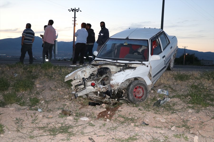 Niğde'de İki Otomobil Çarpıştı: 4 Yaralı