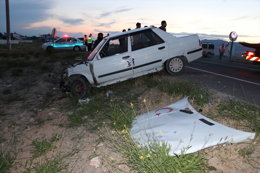 Niğde'de İki Otomobil Çarpıştı: 4 Yaralı