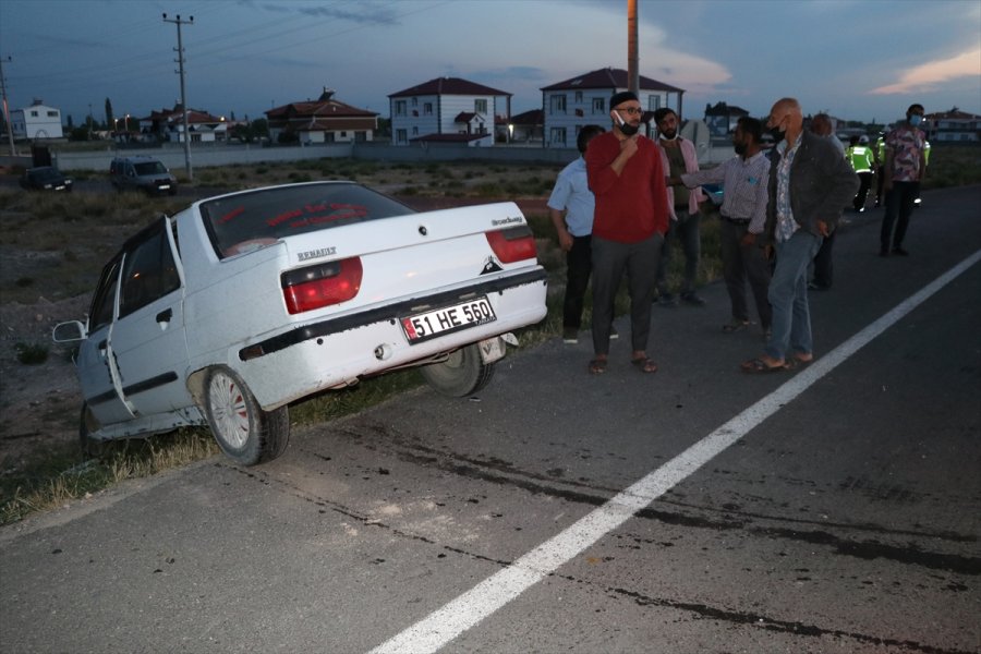 Niğde'de İki Otomobil Çarpıştı: 4 Yaralı