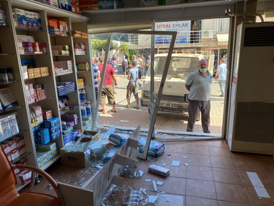 Antalya'da Tartıştığı Kardeşinin İş Yerine Kamyoneti İle Çarpan Kişi Gözaltına Alındı