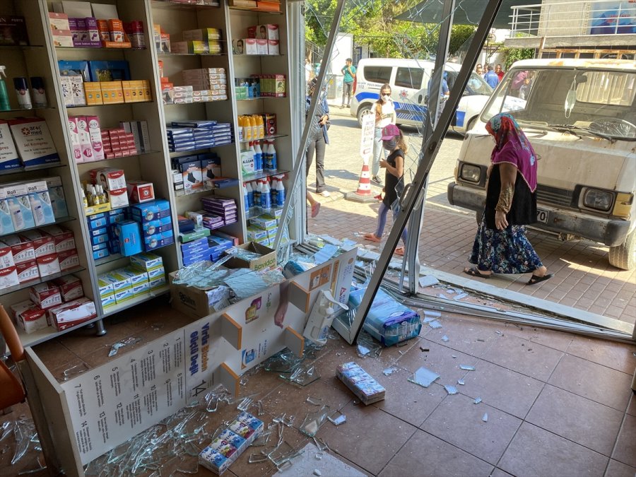 Antalya'da Tartıştığı Kardeşinin İş Yerine Kamyoneti İle Çarpan Kişi Gözaltına Alındı