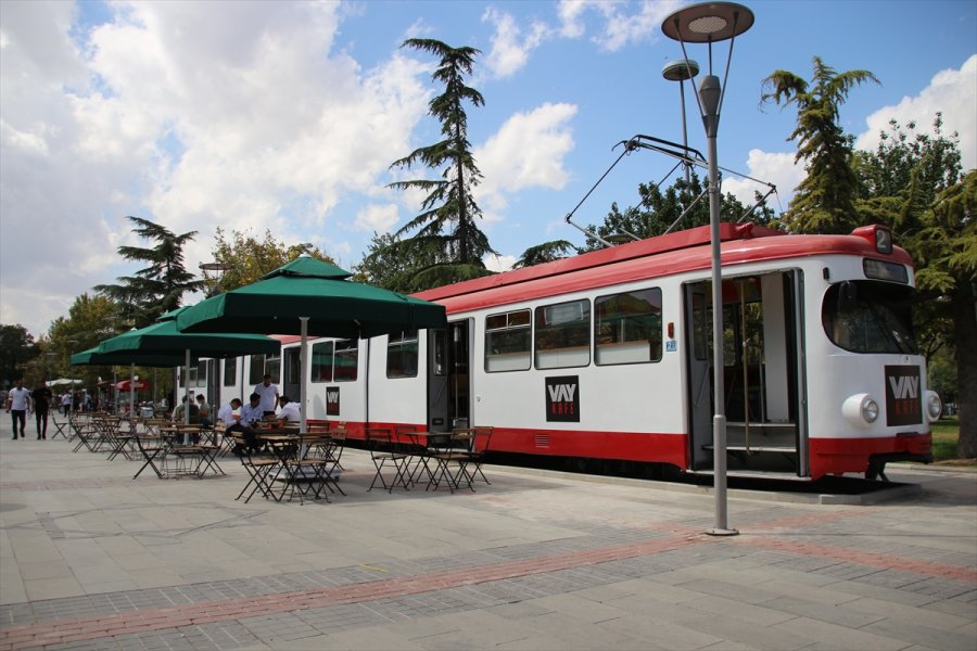 "nostaljik Tramvay Kafe" Müşterilerini Zamanda Yolculuğa Çıkarıyor