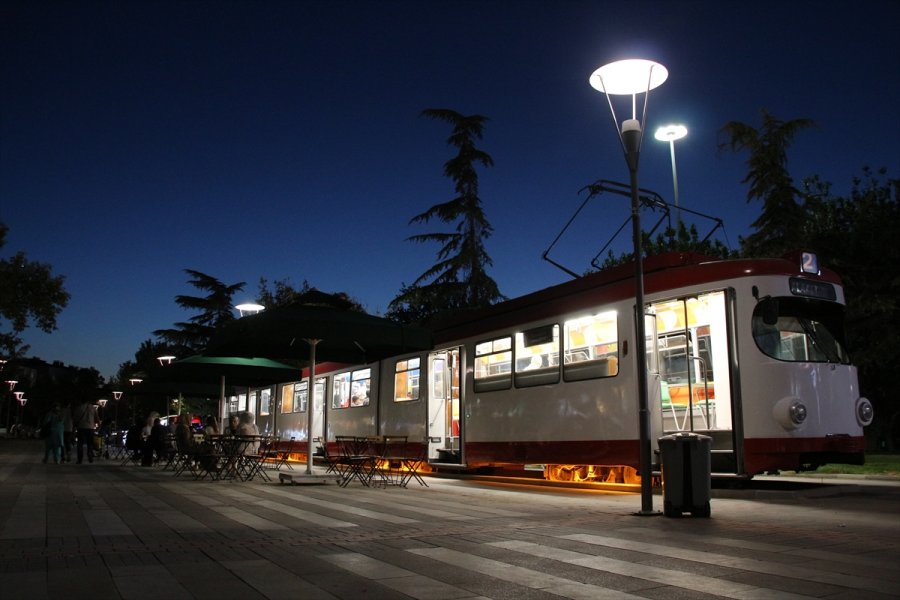 "nostaljik Tramvay Kafe" Müşterilerini Zamanda Yolculuğa Çıkarıyor