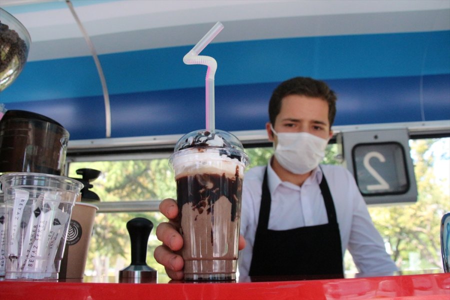 "nostaljik Tramvay Kafe" Müşterilerini Zamanda Yolculuğa Çıkarıyor