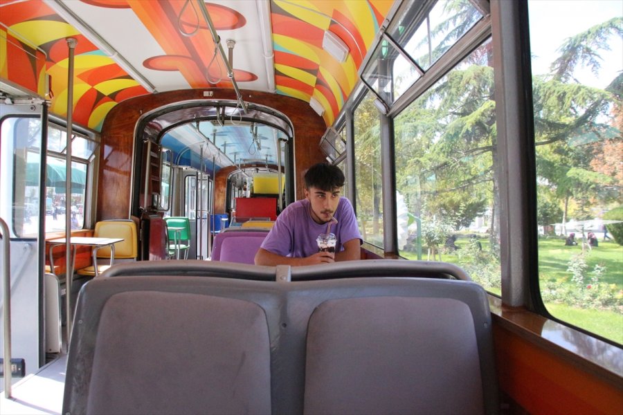 "nostaljik Tramvay Kafe" Müşterilerini Zamanda Yolculuğa Çıkarıyor