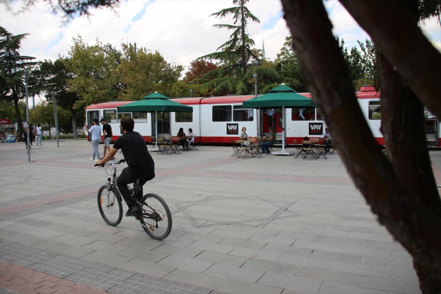 "nostaljik Tramvay Kafe" Müşterilerini Zamanda Yolculuğa Çıkarıyor