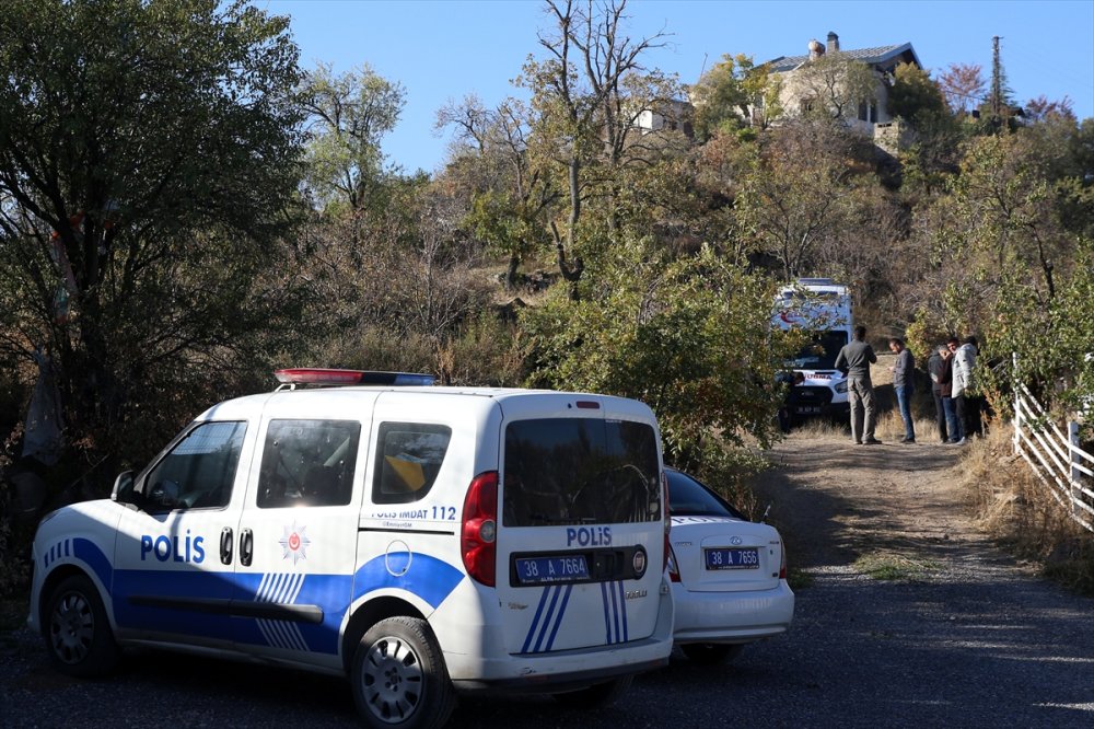 kayseri de agaca dusen yamac parasutcusu hayatini kaybetti