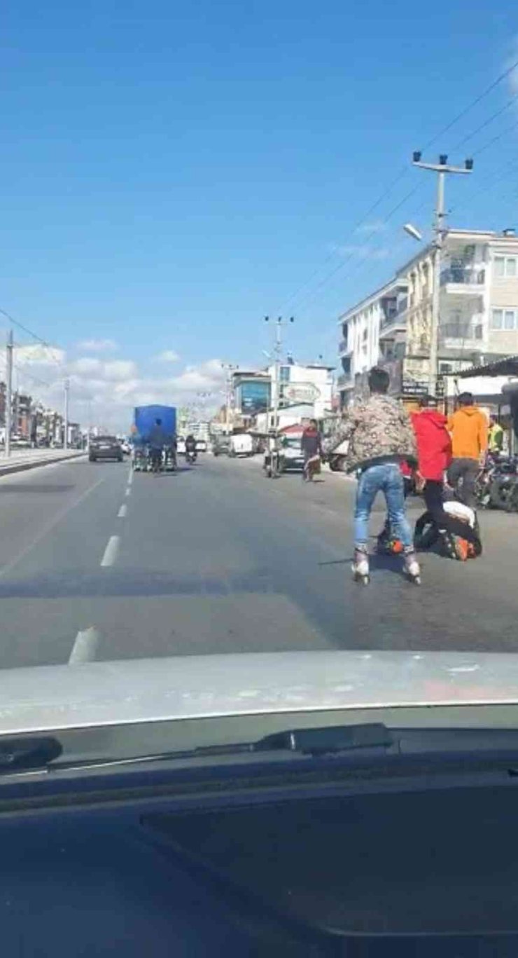 Şoföre Kızan Patenli Gençler, Halk Otobüsünün Camını Patlattı