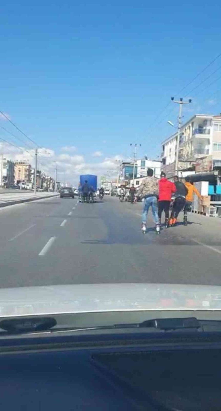 Şoföre Kızan Patenli Gençler, Halk Otobüsünün Camını Patlattı