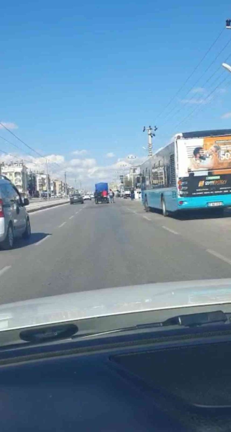 Şoföre Kızan Patenli Gençler, Halk Otobüsünün Camını Patlattı