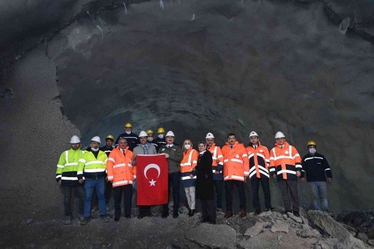 Bakan Karaismailoğlu: “demirkapı Tüneli’nde Işık Göründü”