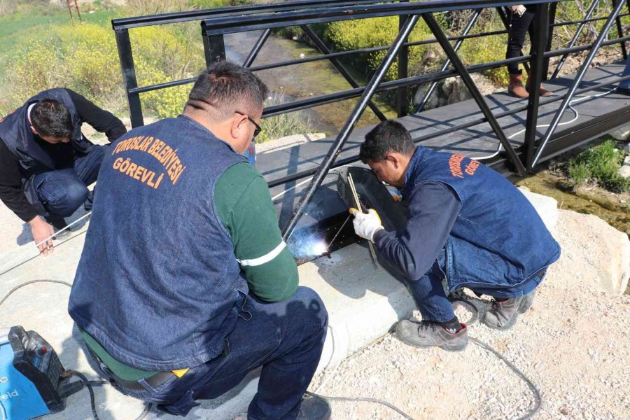 Toroslar Belediyesinden Çukurova Mahallesine Yaya Köprüsü