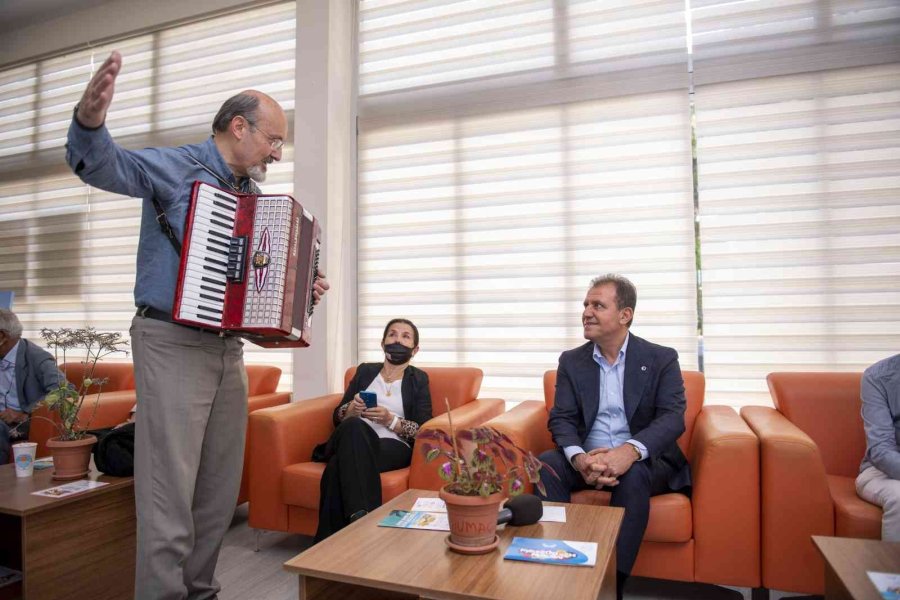 Başkan Seçer, Emekli Evinde Yaşlılarla Bayramlaştı