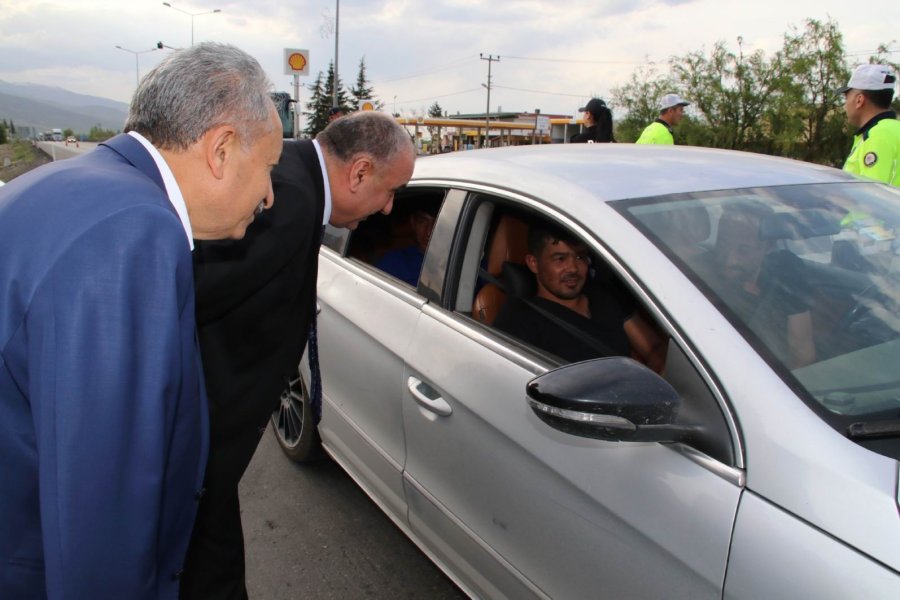 Akşehir’de Bayram Şekerli Trafik Denetimi