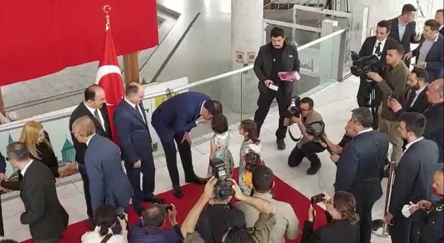 Bakan Kurum 7 Yaşındaki Zeliha’nın Elini Öpüp Harçlık Verdi