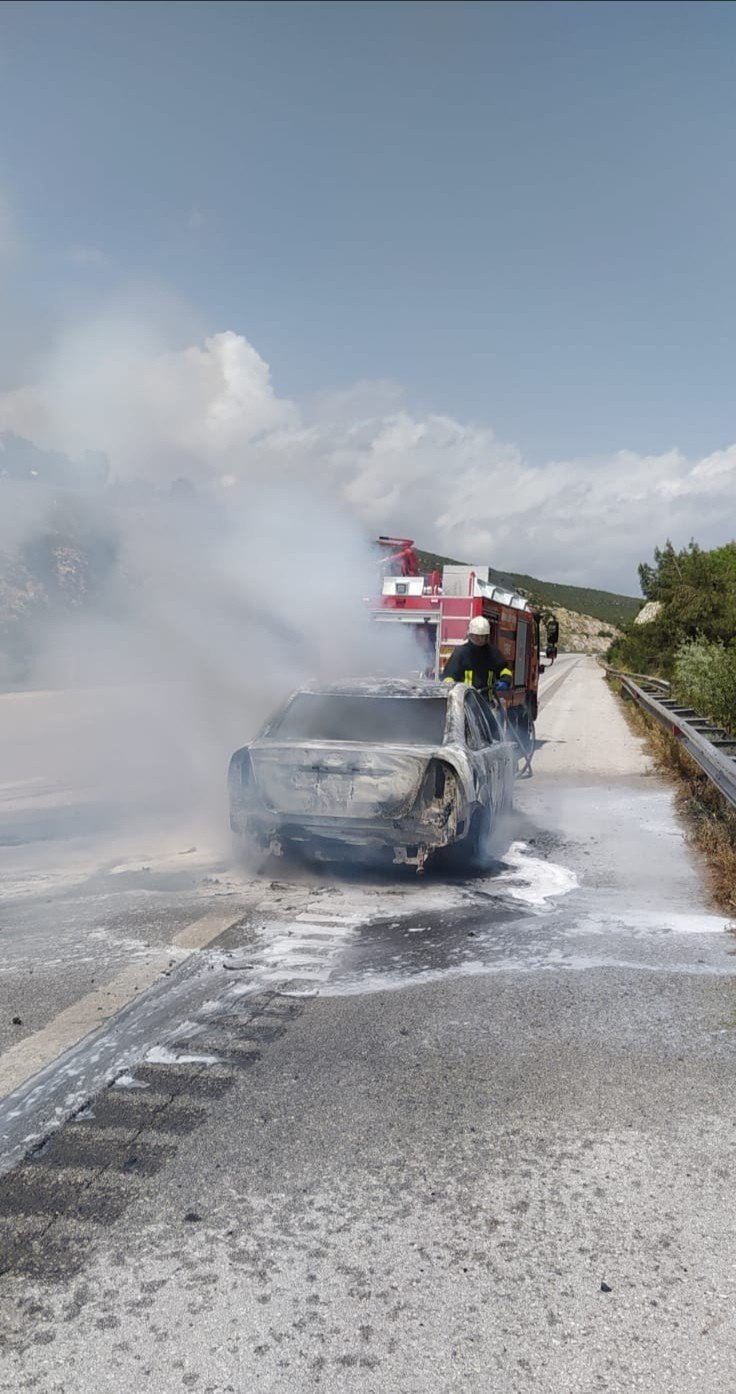 Seyir Halindeki Otomobil Alev Alev Yandı