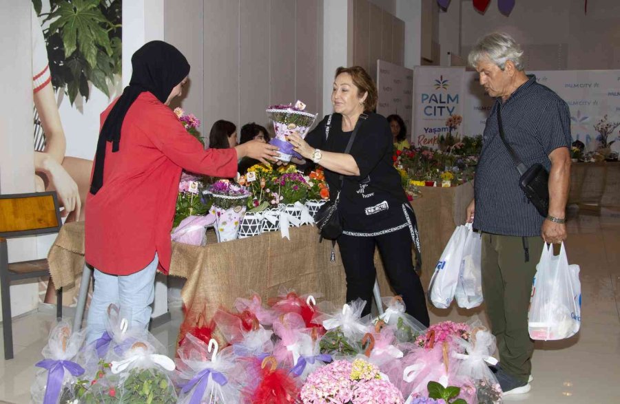 Mersin Büyükşehir Belediyesi, Anneler Günü İçin Çiçek Pazarı Kurdu