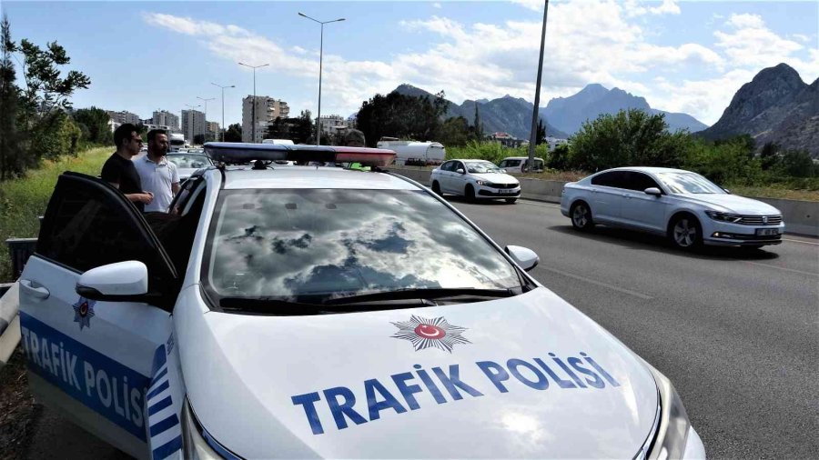 Korsan Taksici, Aracına Aldığı Müşteri Sivil Polis Çıkınca Yakayı Ele Verdi