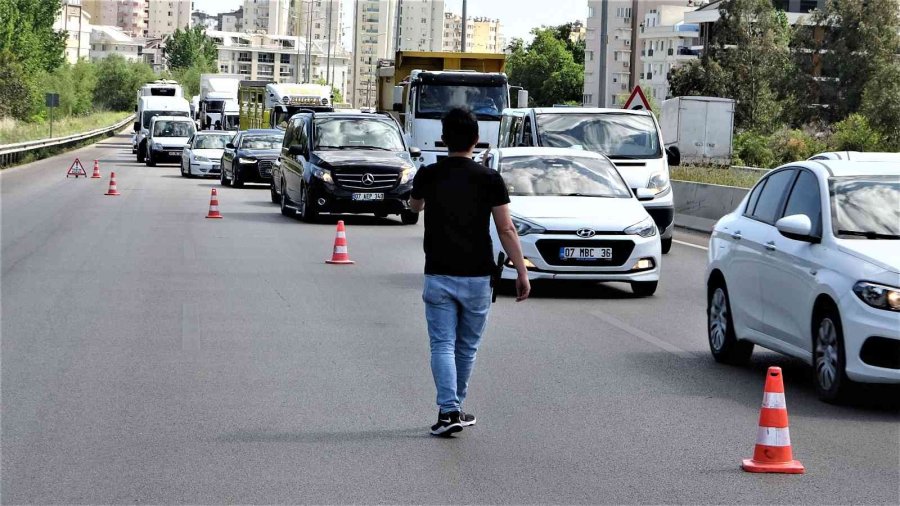 Korsan Taksici, Aracına Aldığı Müşteri Sivil Polis Çıkınca Yakayı Ele Verdi