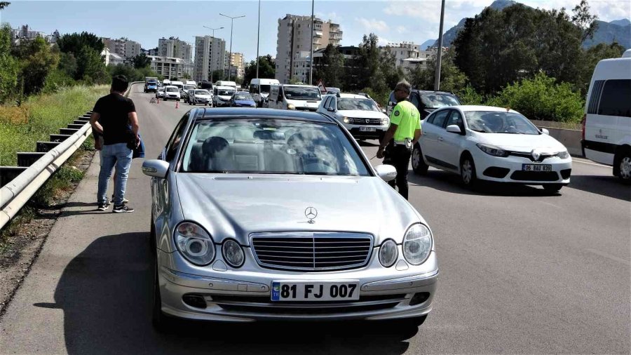 Korsan Taksici, Aracına Aldığı Müşteri Sivil Polis Çıkınca Yakayı Ele Verdi