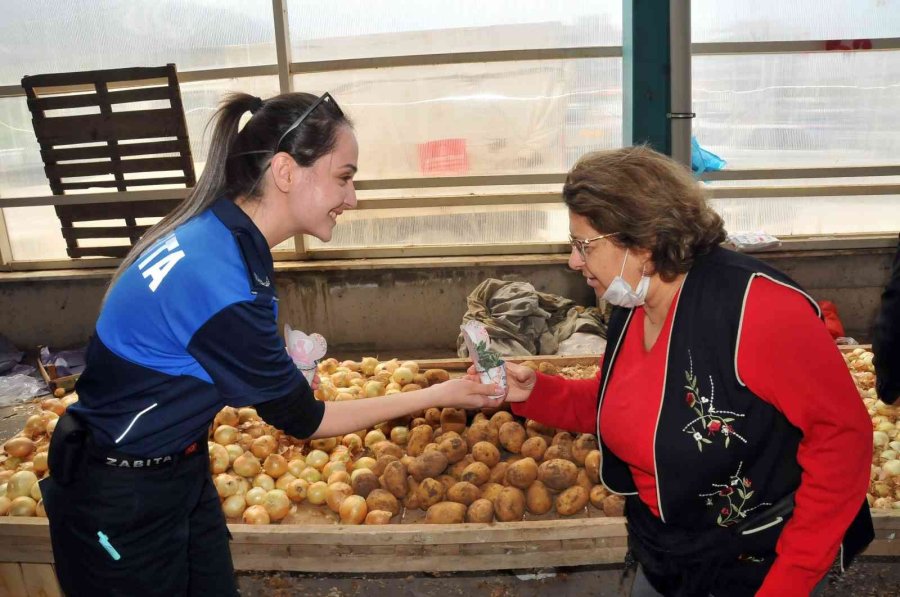 Başkan Akkaya’dan Annelere Çiçek