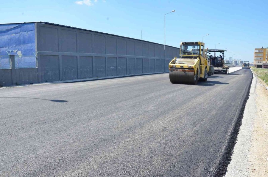 Tarsus’ta Kobi İşletmelerinin Bulunduğu Bölgenin Yolları Sıcak Asfaltla Kaplandı