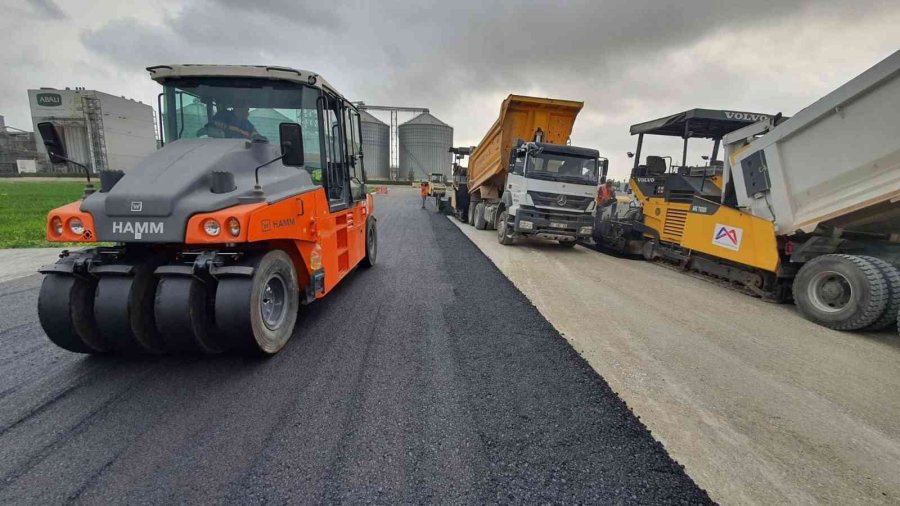 Tarsus’ta Kobi İşletmelerinin Bulunduğu Bölgenin Yolları Sıcak Asfaltla Kaplandı