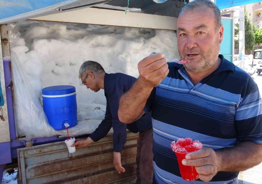 Mersin’de Yaz Havasıyla Orkide Ağaçları Çiçek Açtı, Karsambaç Satışları Başladı