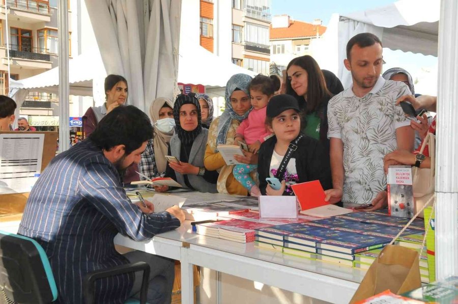 Akşehir’de Serdar Tuncer’le Muhabbet Ve Şiir Dolu Gece