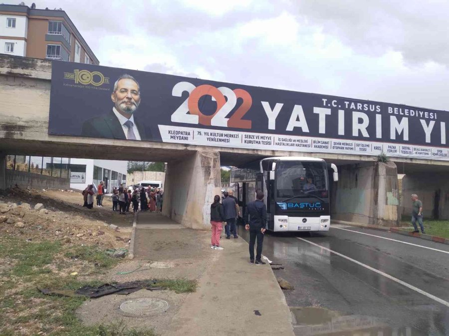 Öğrenci Taşıyan Otobüs Üst Geçide Takıldı