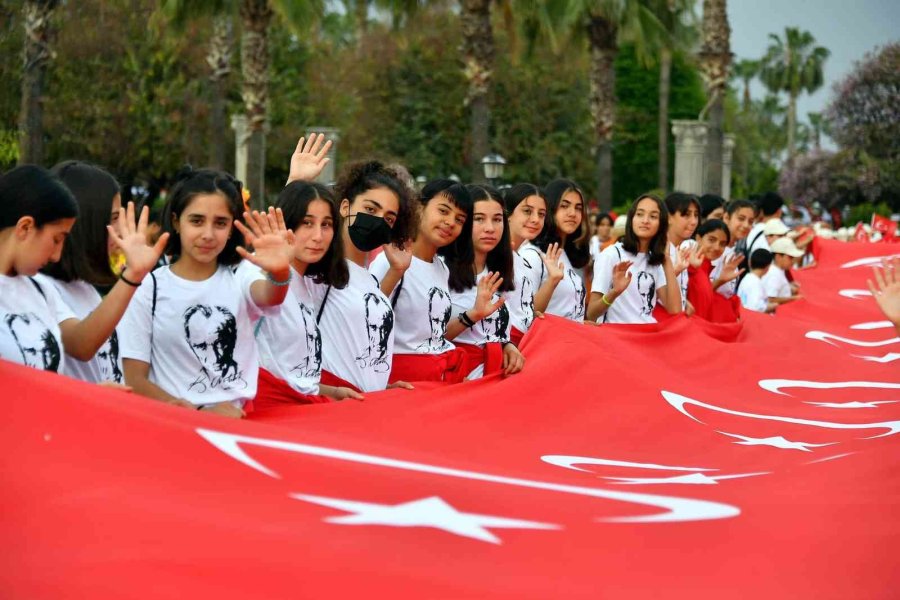 Mersin’de 19 Mayıs Coşkusu Büyükşehir Belediyesinin Gençlik Kortejiyle Başladı