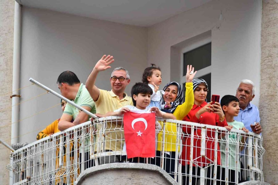 Mersin’de 19 Mayıs Coşkusu Büyükşehir Belediyesinin Gençlik Kortejiyle Başladı