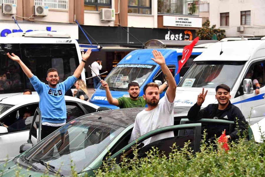 Mersin’de 19 Mayıs Coşkusu Büyükşehir Belediyesinin Gençlik Kortejiyle Başladı