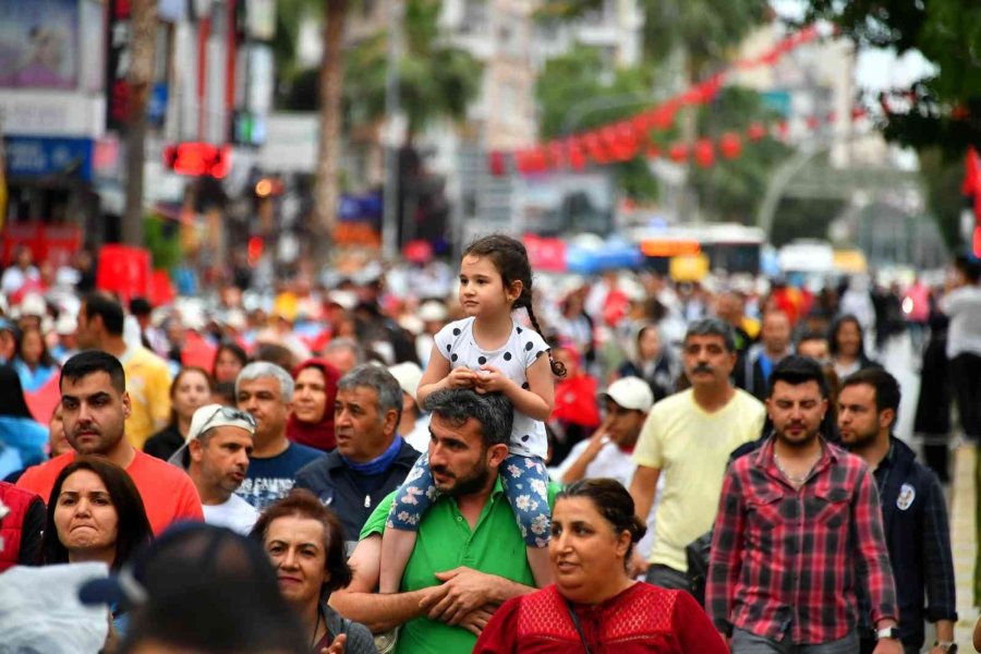 Mersin’de 19 Mayıs Coşkusu Büyükşehir Belediyesinin Gençlik Kortejiyle Başladı