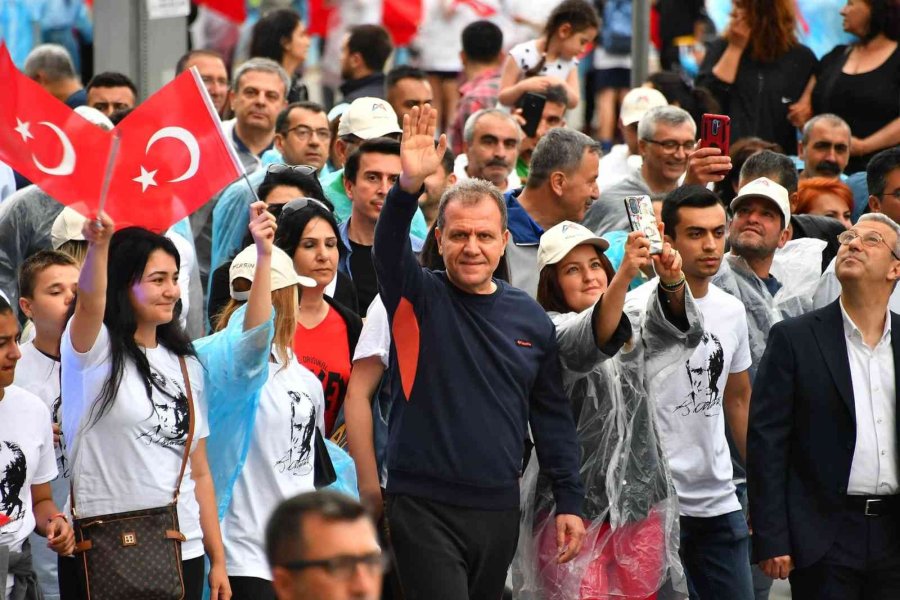 Mersin’de 19 Mayıs Coşkusu Büyükşehir Belediyesinin Gençlik Kortejiyle Başladı