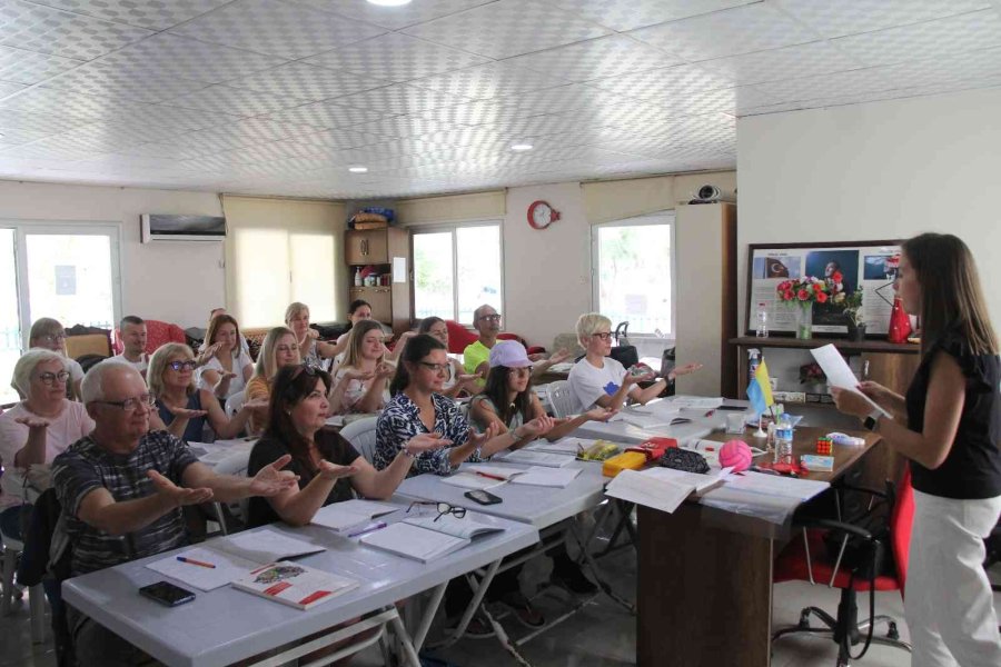 Savaştan Kaçan Ukraynalılara Türkçe Öğretiyor