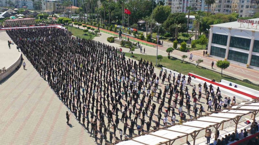 Mersin’de 1919 Genç Aynı Anda Zeybek Oynadı