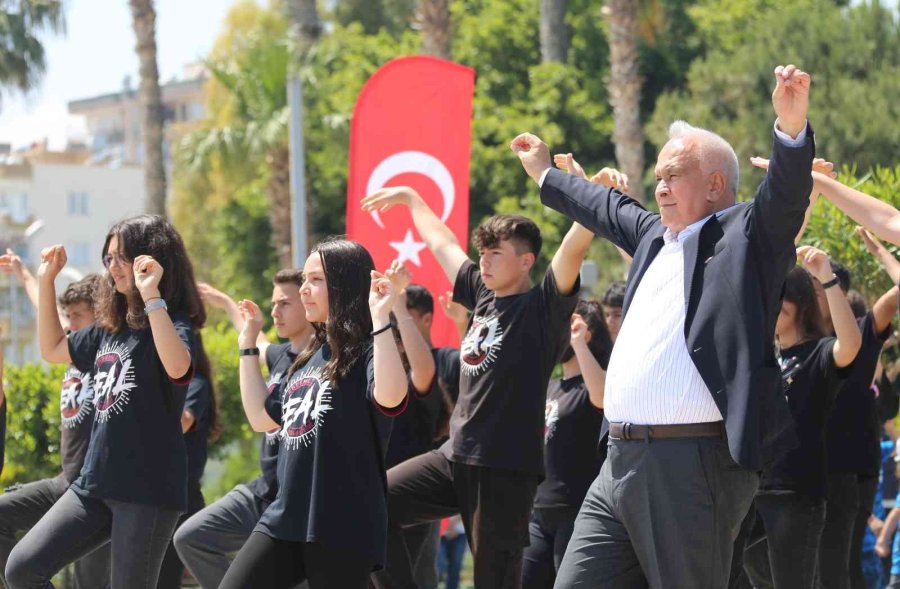 Mersin’de 1919 Genç Aynı Anda Zeybek Oynadı