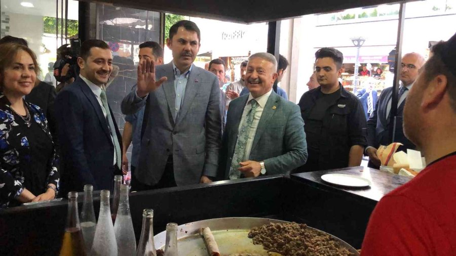 Bakan Kurum Mersin’de Tantuni Yedi, Ayakkabısını Boyattı