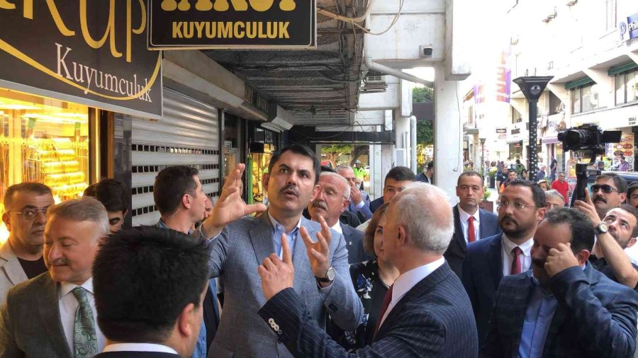 Bakan Kurum Mersin’de Tantuni Yedi, Ayakkabısını Boyattı