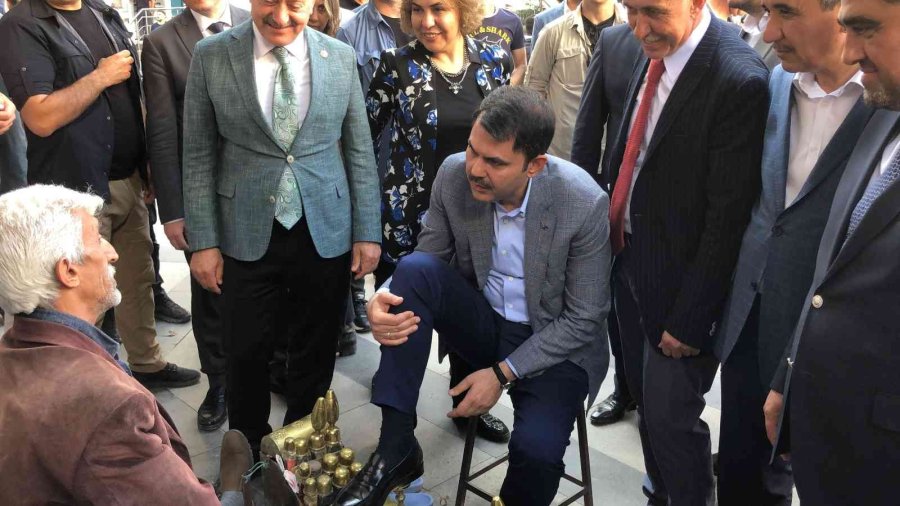 Bakan Kurum Mersin’de Tantuni Yedi, Ayakkabısını Boyattı